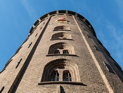Torre Redonda en Copenhague, Danmark.
Otra posible fuente de inspiración.
Hoy, la inteligencia artificial se presenta como el próximo gran cambio, capaz de asumir tareas repetitivas y analíticas