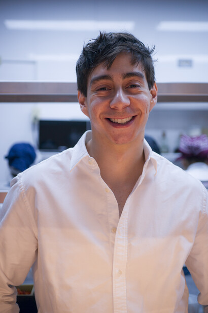 Su propuesta nace del contacto directo con comunidades, viajes regionales y una sensibilidad artística que trasciende la cocina