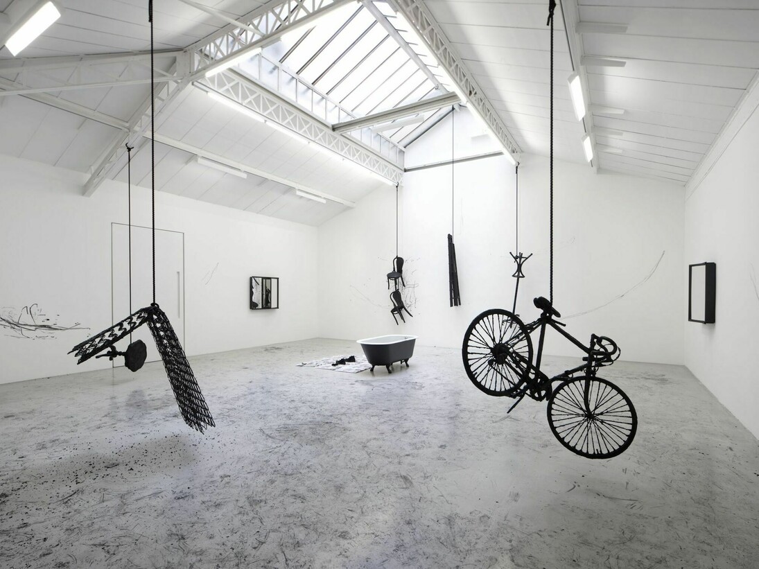 Vue après la performance de l’exposition / View post-performance of the exhibition«Force of Circumstance», kamel mennour, (6 rue du Pont de Lodi), Paris, 2017©Robin Rhode Photo. JulieJoubert & archives kamel mennour. Courtesy the artist and kamelmennour, Paris/London