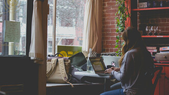 Hablar de bienestar digital no es hablar de ausencia de tecnología, sino de la forma en que la incorporamos a la vida cotidiana sin que desplace la atención, el descanso o la presencia