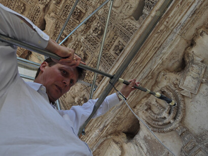 Heinrich Piening scanning the Arch of Titus Menorah for pigment, ph. Steven Fine