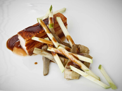 Panceta cocinada a baja temperatura con alcachofas y pure de manzana. Gastrobar Tondeluna