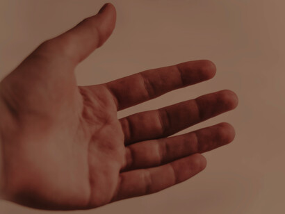 Acercamiento a la mano de un hombre