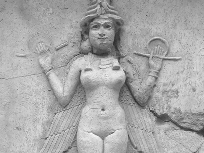 Diferente das imagens posteriores de deusas dóceis, Inanna era ambígua: senhora do amor e da guerra, da fertilidade e da destruição. Sua força era total, circular, não moralizada. Como observa a mitóloga Jean Shinoda Bolen, em “As deusas em cada mulher”, Inanna encarna o aspecto instintivo e inteiro do feminino, anterior à cisão entre corpo e espírito, prazer e culpa