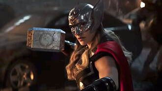 Thor 4, Natalie Portman. Combien de fois nous nous sommes perdu·es dans nos pensées, à imaginer mille scénarios possibles allant du réaliste au plus extraordinaire ? © Marvel/The Walt Disney Company 