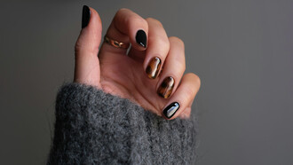 Las uñas han ocupado un lugar central en los cánones de belleza, experimentando variaciones significativas en su longitud