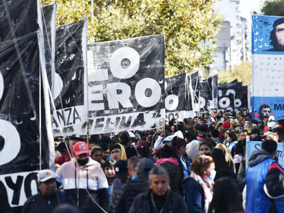 Distintos integrantes de movimientos sociales durante una marcha federal que tuvo adhesión en toda la Argentina