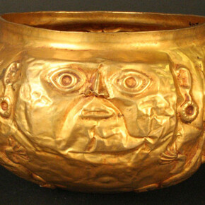 Cuenco de oro

Materiales: Metal

Intermedio Tardío 1100- 1470 d.C.

Medidas: 120 mm de alto