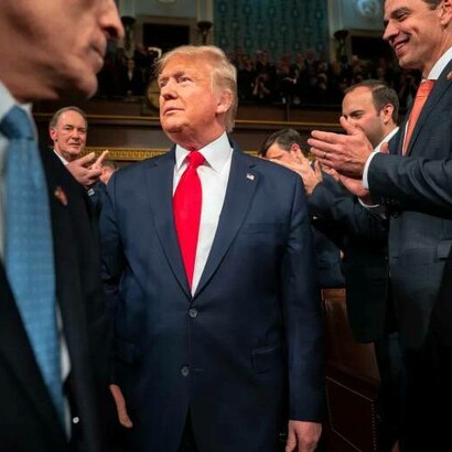 Il presidente Donald Trump entra nell'aula della Camera per il discorso sullo Stato dell'Unione del 2020, foto ufficiale della Casa Bianca di Shealah Craighead