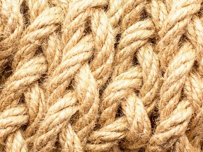 Texture compatta creata da corde naturali intrecciate in un motivo fitto, simile a un grande lavoro di maglia o treccia: "Pensiamo a un tessuto, o a un tappeto: ciò che ne fa un disegno non sono i singoli fili, ma le relazioni che li uniscono..."