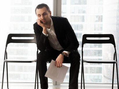 An unemployed expat in anticipation of a job interview, confronting the uncertainties of life abroad and career transitions