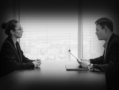 Un empleador y una trabajadora durante una entrevista