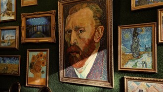 Salão com quadros de Van Gogh em exposição