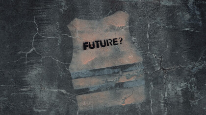 Navigare nel tempo: il murale con un giubbotto salvagente e la scritta "Futuro?" riflette la nostra ricerca per un domani più umano. La consapevolezza del passato e del presente colora il futuro con i valori del benessere comune