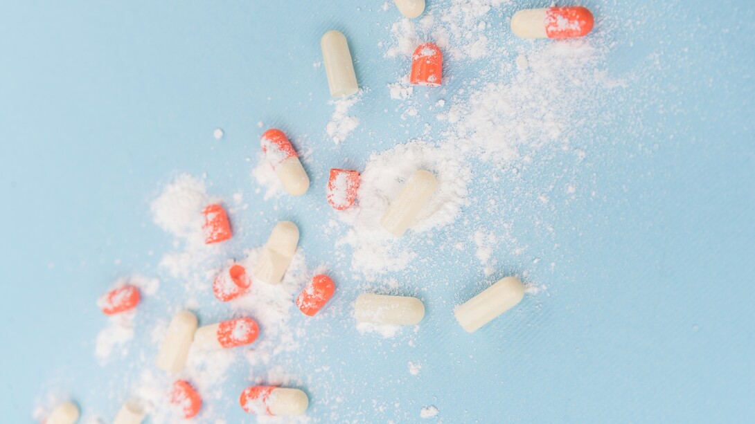 La dipendenza da sostanze stupefacenti nasce spesso dal desiderio di evasione e piacere immediato, un’illusione di felicità simile all’idealizzazione dell’amore