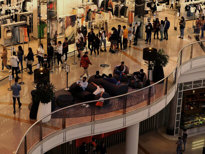 Centro comercial abarrotado. El deseo es un volver a desear, un círculo cerrado que no cambia si no se rompe de manera radical