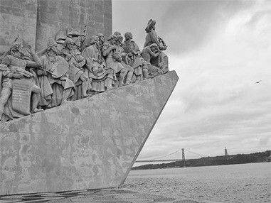 Monumento dos descobrimentos, Belém, Portugal. o Almirante Vasco da Gama, na descoberta do caminho das índias orientais, através do Cabo da Boa Esperança, na África do Sul