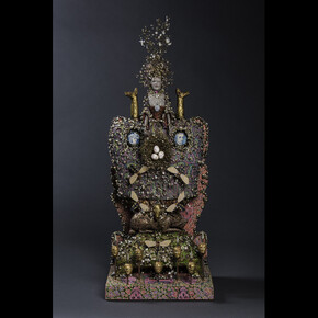 Queen’s Folly, Marie Antoinette, 2015. Richard Cleaver (born 1952). Hand-built ceramic, wood, freshwater pearls, quartz, Swarovski crystals, metal, gold leaf, painted in oil, 31 1/2 × 12 × 9 inches. Courtesy of the artist. Photograph by Dan Meyers. © Richard Cleaver.