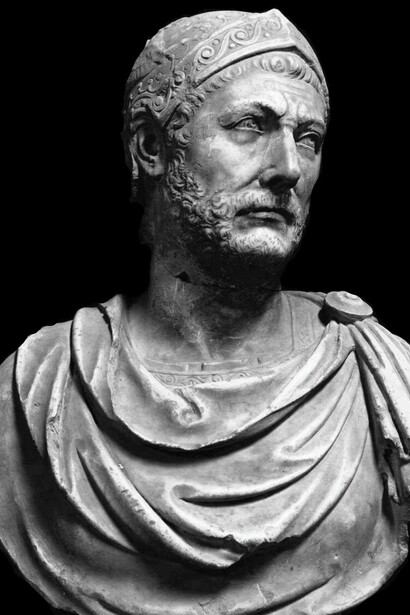 Annibale. Stratega cartaginese leggendario, famoso per la sua audace traversata delle Alpi con gli elefanti e per le sue vittorie contro Roma durante la Seconda guerra punica