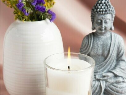 Símbolos do Reiki. A palavra Reiki é de origem japonesa, com dois componentes derivados do alfabeto Kanji. “Rei” pode ser traduzido como sabedoria universal e “ki” como energia vital. Seus símbolos atuam nos corpos físico, mental, emocional e espiritual e assim, é considerado uma terapia holística, que trata o ser humano como um todo, ou seja, promove bem-estar, relaxamento, equilíbrio e aumento da frequência vibratória