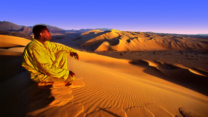 Niger – Alba dall’alto di una duna nel deserto del Temet. Ph Sergio Pessolano