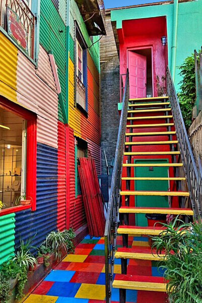 La Boca, con su estética colorida y espíritu bohemio, resume la esencia porteña más popular y artística