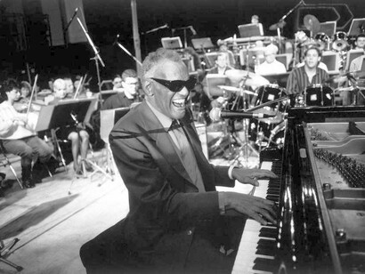 Ray Charles em concerto - Marquee, em Saint-Denis, Place du 8 Mai, com a Orquestra Nacional de L' Isle de France.