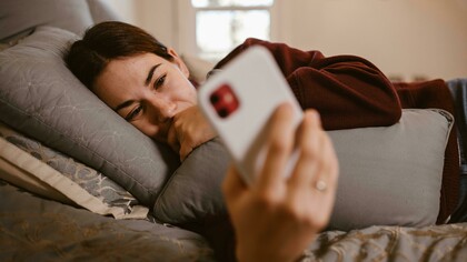 Uma imagem me persegue: uma sala de estar ao fim do dia. O adulto cansado, olhos fixos no celular ou no tablet, talvez trocando de aplicativo, talvez assistindo a vídeos curtos, talvez rolando feed após feed. E, ao lado, o livro guardado sobre a mesa, esquecido. O momento de pausa, de atenção plena, de mergulho num pensamento mais denso e longo, abandonado. O que perdemos ali, além de páginas viradas?