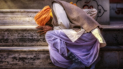 India, fedele in preghiera in un tempio di Ujjain (Madhya Pradesh), una delle città sacre dell’India, foto Sergio Pessolano