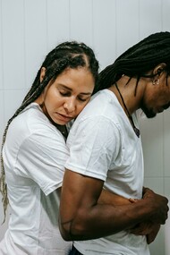 Às vezes, não é nem um rompimento claro. É um afastamento progressivo. A conversa diminui, o interesse se dispersa, as respostas demoram mais. O que antes parecia promissor vai perdendo força, sem que haja um motivo explícito. E isso gera um tipo de frustração silenciosa, difícil de elaborar. É nesse momento que surgem as falas de que o mundo está caótico, que as pessoas não desejam mais ter profundidade nos relacionamentos e a sensação de que a possibilidade de encontrar a outra metade é praticamente impossível