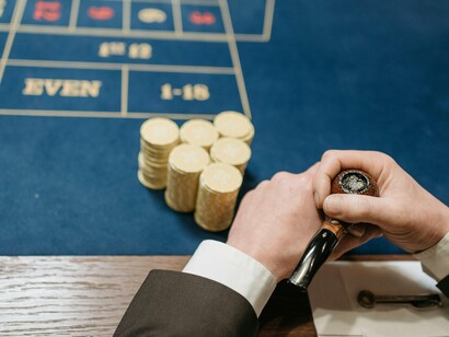 Mesa de poker. Aquela pessoa em condições mais desfavoráveis terá dificuldades de passar por longas fases de prejuízos tentando, seja empreender, seja buscar uma nova recolocação no mercado de trabalho, seja fazendo um curso novo etc. Já aqueles, que possuem uma banca confortável, poderá sempre esperar por uma mão mais favorável para si, ou até forçar uma situação em que o outro jogador terá que ceder