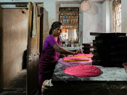 “Fontilles me apoyó con una pequeña cantidad y empecé un negocio para hacer y vender galletas y así ganar algo”, Kodavali Ramadevi, 38 años.  Gentileza de Fundación Fontilles, foto de Jordi Pla. Distrito de Krishna, Andhra Pradesh, India