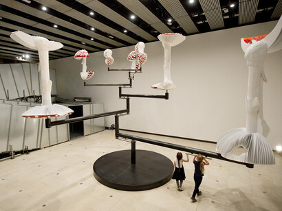 Carsten Höller, Flying Mushrooms, 2015 © Carsten Höller. Installation View Carsten Höller l Decision, Hayward Gallery, London 2015. Courtesy of the artist. Photo © Linda Nylind