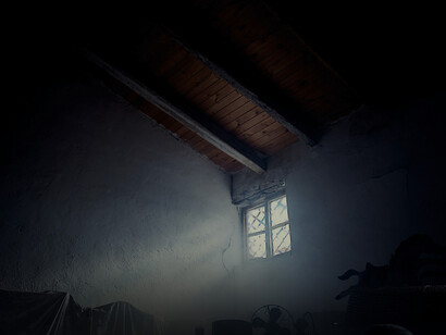 Una luz tenue entra por la ventana de una vieja habitación