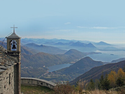Ornavasso (Verbano-Cusio-Ossola), Cappella del Buon Pastore con il Lago Maggiore sullo sfondo