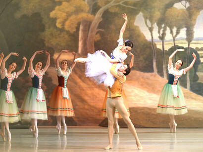 Inician las fiestas campesinas de la cosecha y la protagonista se une a ellas con entusiasmo