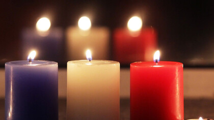 Tres velas con los colores de la bandera de Francia en solidaridad tras la tragedia