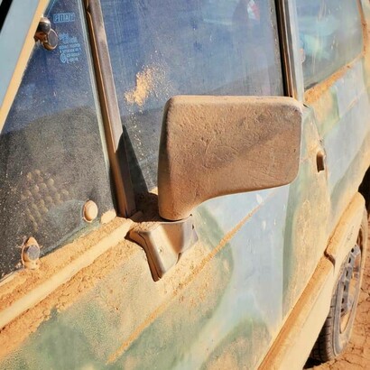 La polvere rossastra durante l'attraversata del deserto, Africa