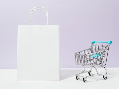 Sacola ao lado de um carrinho de compras