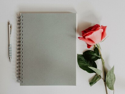 Delicate suggestioni vengono rielaborate con estrema eleganza, in funzione di uno sguardo originale pervaso di una calma immota e contemplativa