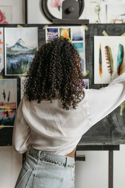 El arte, en este contexto, ya no necesita emigrar para alcanzar prestigio, pues la difusión digital multiplica sus posibilidades