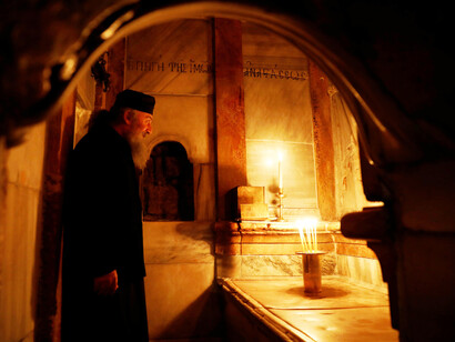 An experiment in the Holy Tomb that surpassingly revealed a famous physics effect while recording also unexplained electromagnetic signals were performed