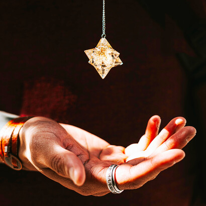 Radiesthésie. Les pendules ne sont en fait que des antennes nous permettant de « capter » les ondes telluriques et cosmiques