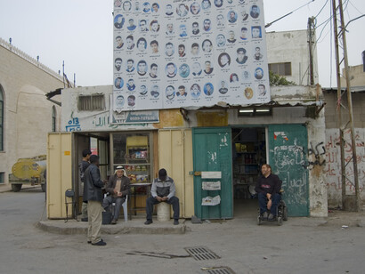 El campo de Jenin se fundó en 1953, dentro de los límites municipales de la ciudad de Jenin. La mayoría de los habitantes del campamento proviene de la región Carmel de Haifa y de la montaña del Carmel. Debido a la proximidad del campamento con los pueblos originales de los refugiados, un número elevado de los refugiados todavía mantiene lazos estrechos con sus familiares dentro de la Línea Verde