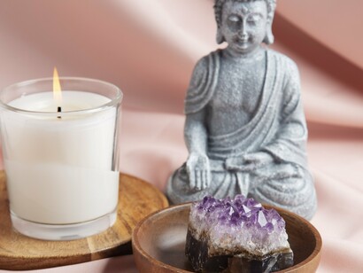 Símbolos do Reiki. A energia vital a que o Reiki se refere é a energia propulsora da vida. Cada cultura define um nome para tal, mas se trata da mesma energia disponível no Universo que mantém os seres humanos vivos