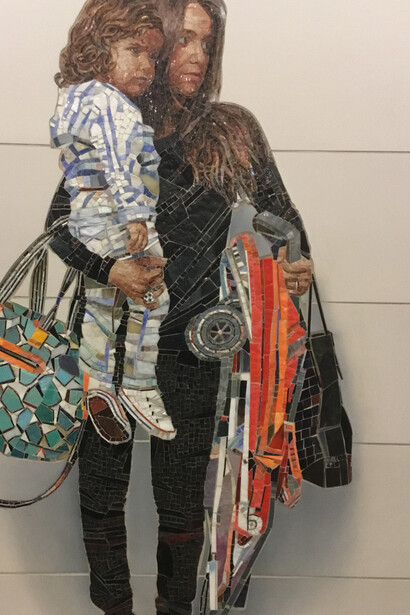 Artista Vik Muniz y su instalación "Extranjero perfecto", diciembre 2021, madre e hija. Segunda Avenida de la Calle 72 en Manhattan, Nueva York, EE. UU.