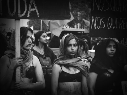 Mujeres con carteles en protesta. En la región se observa el surgimiento de una nueva ola progresista en México, Argentina, Bolivia, Perú, Chile, Honduras y ahora en Colombia