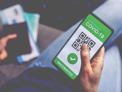 I governi dicono “io non ti obbligo, non ti proibisco di fare delle cose, ma ti offro un sistema, gratuito, per acquisire automaticamente un lasciapassare che ti renderà agevole l’accesso a tutto quanto”