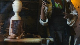 Burattino di legno non completato in un Presepe napoletano a Roma