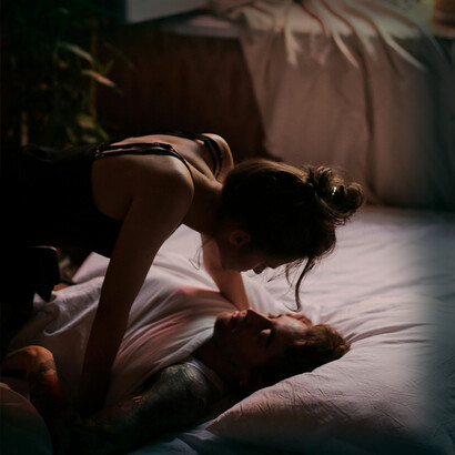 Casal. Deslizo as minhas mãos no interior das tuas coxas, levemente abertas num convite